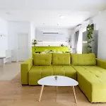 Obor Oasis --secured Parking Nearby --self Check-in-- 1min Metro Station Apartament