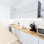Obor Oasis --secured Parking Nearby --self Check-in-- 1min Metro Station Apartament *