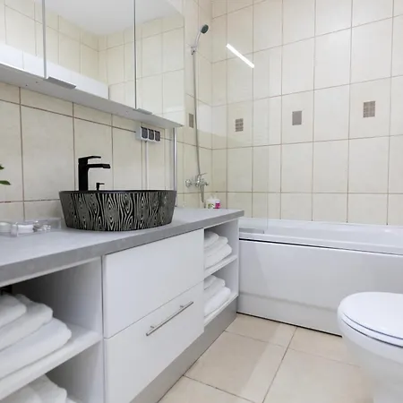 Obor Oasis --secured Parking Nearby --self Check-in-- 1min Metro Station