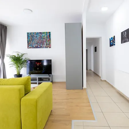 Obor Oasis --secured Parking Nearby --self Check-in-- 1min Metro Station Bucharest