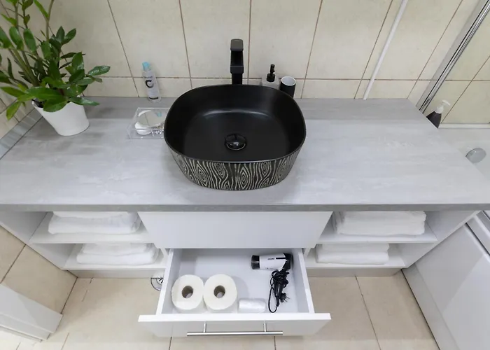 Obor Oasis --secured Parking Nearby --self Check-in-- 1min Metro Station * Bucharest