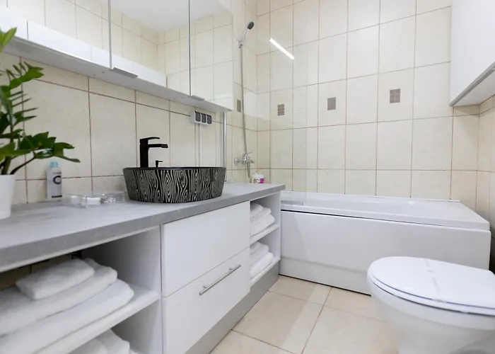 Obor Oasis --secured Parking Nearby --self Check-in-- 1min Metro Station