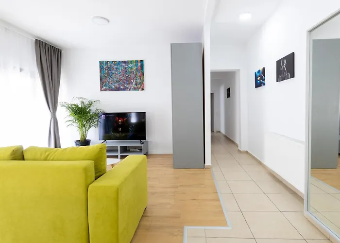 Obor Oasis --secured Parking Nearby --self Check-in-- 1min Metro Station Bukarest