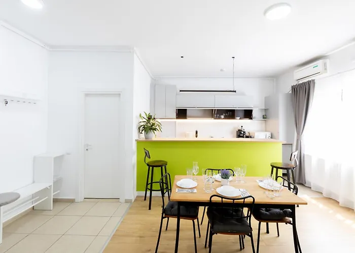 Obor Oasis --secured Parking Nearby --self Check-in-- 1min Metro Station *